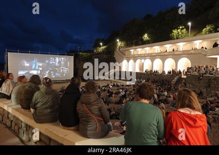 Biarritz, Frankreich. 30. Juni 2023. Das internationale Filmfestival Biarritz geht an den Strand für eine kostenlose Vorführung, und Einheimische, Touristen und VIPÕs treffen sich auf dem cityÕs Romantik Petit Plage, um die Premiere von „Nos Jours Heureux“ Credit: Motofoto/Alamy Live News zu sehen Stockfoto