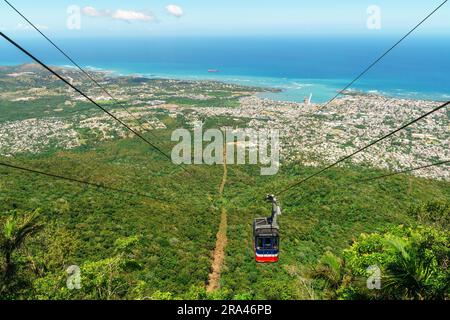 Blick auf Puerto Plata, den Wald, das Meer und die Seilbahn vom Gipfel des Mount Isabel de Torres - die Seilbahn ist teilweise abgesunken. In der Dominikanischen Republik Stockfoto