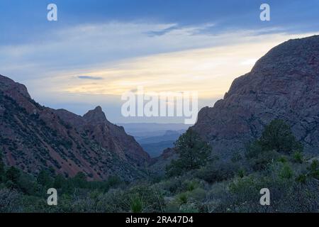 Das Fenster durch die Chisos Mountains bei Sonnenuntergang im Big Bend National Park Texas im Frühling Stockfoto