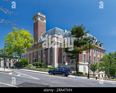 Die Staten Island Borough Hall wurde 1906 auf einem Hügel mit Blick auf den Hafen von New York erbaut. Carrère & Hastings entwarf das Wahrzeichen der französischen Renaissance. Stockfoto