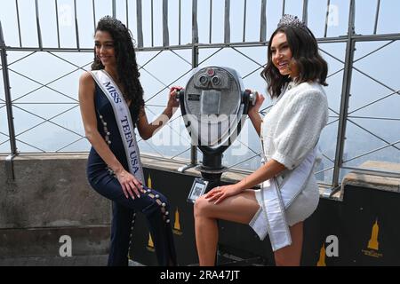 Miss Teen USA Faron Medhi und Miss USA Morgan Romano besuchen das Empire State Building am 30. Juni 2023 in New York City. Stockfoto