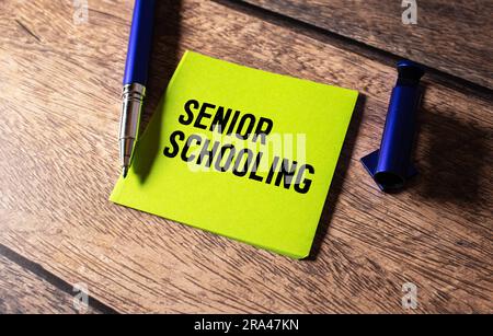 Weiße Karte mit dem Text "Senior School" auf dem Schreibtisch. Stockfoto