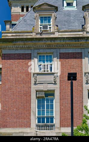 Die Staten Island Borough Hall wurde 1906 auf einem Hügel mit Blick auf den Hafen von New York erbaut. Carrère & Hastings entwarf das Wahrzeichen der französischen Renaissance. Stockfoto