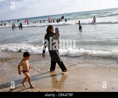 Herzliya Pituach, Israel. 30. Juni 2023. Palästinensische Muslime, viele aus dem Westjordanland, genießen einen Tag am Strand am dritten Tag des Eid al-Adha Festes in Herzliya Pituach, nördlich von Tel Aviv, am Freitag, den 30. Juni 2023. Israel erteilt Palästinensern im Westjordanland spezielle Genehmigungen für die Einreise nach Israel während islamischer Feiertage. Foto von Debbie Hill/ Kredit: UPI/Alamy Live News Stockfoto