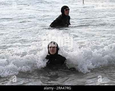 Herzliya Pituach, Israel. 30. Juni 2023. Palästinensische Muslime, viele aus dem Westjordanland, genießen einen Tag am Strand am dritten Tag des Eid al-Adha Festes in Herzliya Pituach, nördlich von Tel Aviv, am Freitag, den 30. Juni 2023. Israel erteilt Palästinensern im Westjordanland spezielle Genehmigungen für die Einreise nach Israel während islamischer Feiertage. Foto von Debbie Hill/ Kredit: UPI/Alamy Live News Stockfoto