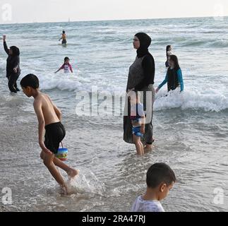 Herzliya Pituach, Israel. 30. Juni 2023. Palästinensische Muslime, viele aus dem Westjordanland, genießen einen Tag am Strand am dritten Tag des Eid al-Adha Festes in Herzliya Pituach, nördlich von Tel Aviv, am Freitag, den 30. Juni 2023. Israel erteilt Palästinensern im Westjordanland spezielle Genehmigungen für die Einreise nach Israel während islamischer Feiertage. Foto von Debbie Hill/ Kredit: UPI/Alamy Live News Stockfoto