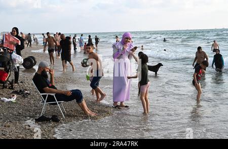 Herzliya Pituach, Israel. 30. Juni 2023. Palästinensische Muslime, viele aus dem Westjordanland, genießen einen Tag am Strand am dritten Tag des Eid al-Adha Festes in Herzliya Pituach, nördlich von Tel Aviv, am Freitag, den 30. Juni 2023. Israel erteilt Palästinensern im Westjordanland spezielle Genehmigungen für die Einreise nach Israel während islamischer Feiertage. Foto von Debbie Hill/ Kredit: UPI/Alamy Live News Stockfoto