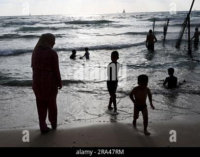 Herzliya Pituach, Israel. 30. Juni 2023. Palästinensische Muslime, viele aus dem Westjordanland, genießen einen Tag am Strand am dritten Tag des Eid al-Adha Festes in Herzliya Pituach, nördlich von Tel Aviv, am Freitag, den 30. Juni 2023. Israel erteilt Palästinensern im Westjordanland spezielle Genehmigungen für die Einreise nach Israel während islamischer Feiertage. Foto von Debbie Hill/ Kredit: UPI/Alamy Live News Stockfoto