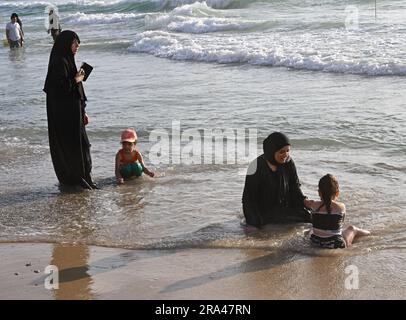 Herzliya Pituach, Israel. 30. Juni 2023. Palästinensische Muslime, viele aus dem Westjordanland, genießen einen Tag am Strand am dritten Tag des Eid al-Adha Festes in Herzliya Pituach, nördlich von Tel Aviv, am Freitag, den 30. Juni 2023. Israel erteilt Palästinensern im Westjordanland spezielle Genehmigungen für die Einreise nach Israel während islamischer Feiertage. Foto von Debbie Hill/ Kredit: UPI/Alamy Live News Stockfoto