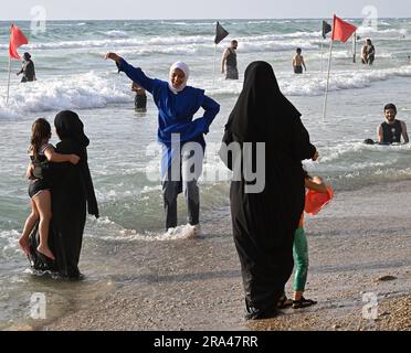 Herzliya Pituach, Israel. 30. Juni 2023. Palästinensische Muslime, viele aus dem Westjordanland, genießen einen Tag am Strand am dritten Tag des Eid al-Adha Festes in Herzliya Pituach, nördlich von Tel Aviv, am Freitag, den 30. Juni 2023. Israel erteilt Palästinensern im Westjordanland spezielle Genehmigungen für die Einreise nach Israel während islamischer Feiertage. Foto von Debbie Hill/ Kredit: UPI/Alamy Live News Stockfoto