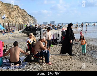 Herzliya Pituach, Israel. 30. Juni 2023. Palästinensische Muslime, viele aus dem Westjordanland, genießen einen Tag am Strand am dritten Tag des Eid al-Adha Festes in Herzliya Pituach, nördlich von Tel Aviv, am Freitag, den 30. Juni 2023. Israel erteilt Palästinensern im Westjordanland spezielle Genehmigungen für die Einreise nach Israel während islamischer Feiertage. Foto von Debbie Hill/ Kredit: UPI/Alamy Live News Stockfoto