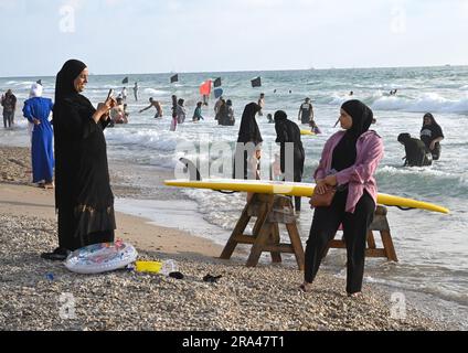 Herzliya Pituach, Israel. 30. Juni 2023. Palästinensische Muslime, viele aus dem Westjordanland, genießen einen Tag am Strand am dritten Tag des Eid al-Adha Festes in Herzliya Pituach, nördlich von Tel Aviv, am Freitag, den 30. Juni 2023. Israel erteilt Palästinensern im Westjordanland spezielle Genehmigungen für die Einreise nach Israel während islamischer Feiertage. Foto von Debbie Hill/ Kredit: UPI/Alamy Live News Stockfoto