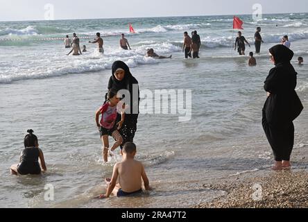 Herzliya Pituach, Israel. 30. Juni 2023. Palästinensische Muslime, viele aus dem Westjordanland, genießen einen Tag am Strand am dritten Tag des Eid al-Adha Festes in Herzliya Pituach, nördlich von Tel Aviv, am Freitag, den 30. Juni 2023. Israel erteilt Palästinensern im Westjordanland spezielle Genehmigungen für die Einreise nach Israel während islamischer Feiertage. Foto von Debbie Hill/ Kredit: UPI/Alamy Live News Stockfoto