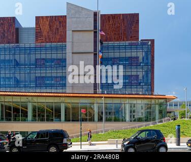 Der Richmond County Supreme Court von Staten Island mit Kupfer- und Glasummantelung sollte Offenheit und Transparenz der Justiz vermitteln. Stockfoto