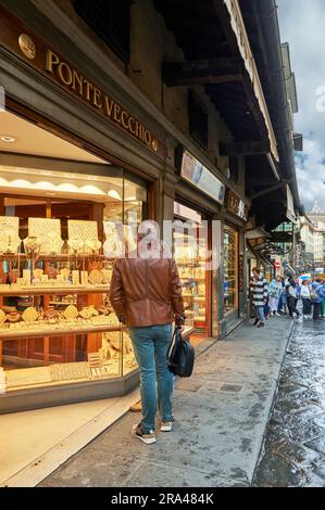 Berühmte Juwelierläden am Ponte Vecchio im Stadtzentrum von Florenz, Italien Stockfoto