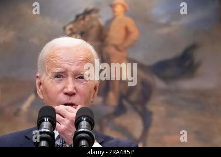 Washington, Usa. 30. Juni 2023. US-Präsident Joe Biden äußert sich zu der Entscheidung des Obersten Gerichtshofs der Vereinigten Staaten, den Plan seiner Regierung zur Vergebung von Studiendarlehen im Roosevelt-Raum des Weißen Hauses in Washington, DC, USA, vom 30. Juni 2023 zu blockieren. Die Entscheidung des Obersten Gerichtshofs hindert die Regierung Biden daran, einen Plan zur Erleichterung der Studentenschulden für Kreditnehmer, die weniger als 125.000 USD pro Jahr verdienen, umzusetzen. Foto: Michael Reynolds/UPI Credit: UPI/Alamy Live News Stockfoto