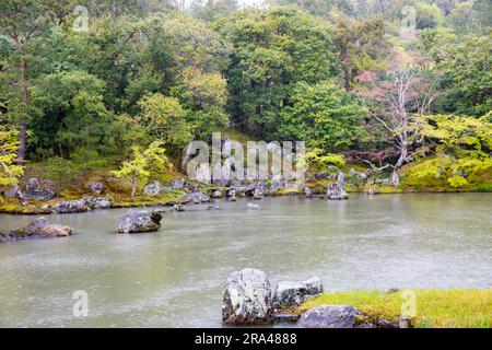 2023, Tenryu-ji Tempelgelände und Sogenchi Teich Garten mit Drachentor Felsen auf der anderen Seite, Kyoto, Japan, Asien, 2023 Stockfoto