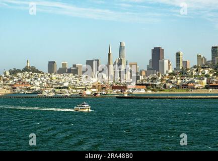 SAN FRANCISCO, KALIFORNIEN - 25. April 2023: San Francisco ist die 13. Bevölkerungsreichste Stadt der USA und bekannt für ihre kühlen Sommer, Nebel und sanften Hügel Stockfoto