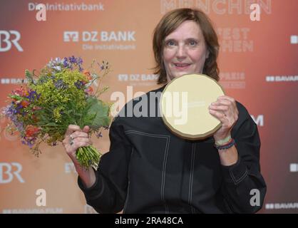 München, Deutschland. 30. Juni 2023. Regisseurin Sylvie Michel steht auf dem roten Teppich mit ihrer Auszeichnung beim New German Cinema Award an der Hochschule für Film und Fernsehen. Kredit: Felix Hörhager/dpa/Alamy Live News Stockfoto