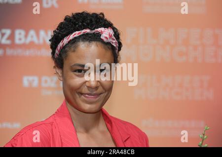 München, Deutschland. 30. Juni 2023. Die Autorin Merle Grimme steht auf dem roten Teppich mit ihrem Preis beim New German Cinema Award an der Hochschule für Film und Fernsehen. Kredit: Felix Hörhager/dpa/Alamy Live News Stockfoto