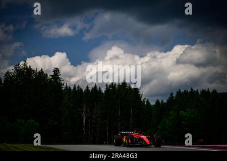 Scuderia Ferraris monegassischer Fahrer Charles Leclerc tritt am 30. Juni 2023 während der ersten Übungssitzung des österreichischen Grand Prix F1 am Red Bull Ring in Spielberg, Österreich, an. Stockfoto