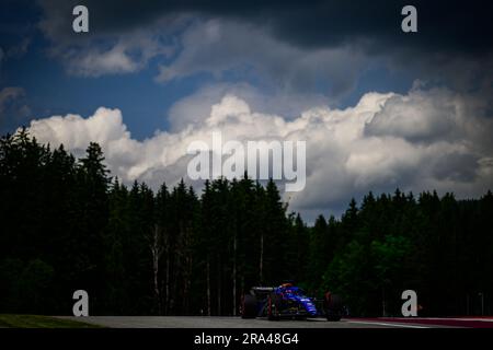 Williams Racings thailändischer Fahrer Alexander Albon tritt am 30. Juni 2023 während der ersten Trainingssitzung des österreichischen Grand Prix F1 auf dem Red Bull Ring in Spielberg, Österreich, an. Stockfoto