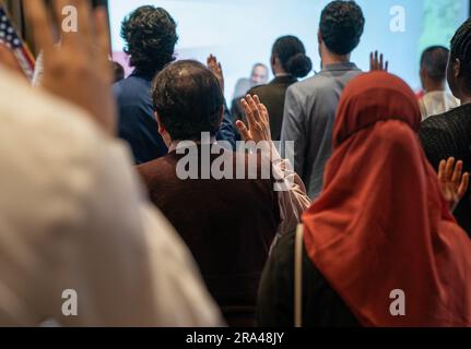 New York, USA. 30. Juni 2023. Ein neuer eingeborener US-Bürger leistet am 30. Juni 2023 bei einer speziellen Einbürgerungszeremonie in der New York Public Library einen Eid auf die Legitimität. (Foto: Lev Radin/Sipa USA) Guthaben: SIPA USA/Alamy Live News Stockfoto