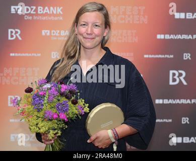 München, Deutschland. 30. Juni 2023. Produzentin Uschi Feldges steht mit ihrem Preis auf dem roten Teppich beim New German Cinema Award an der Hochschule für Film und Fernsehen. Kredit: Felix Hörhager/dpa/Alamy Live News Stockfoto