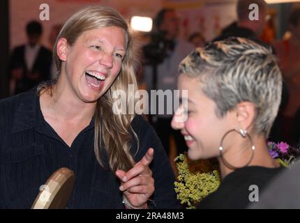 München, Deutschland. 30. Juni 2023. Produzent Uschi Feldges (l) feiert bei der Hochschule für Film und Fernsehen den New German Cinema Award. Kredit: Felix Hörhager/dpa/Alamy Live News Stockfoto