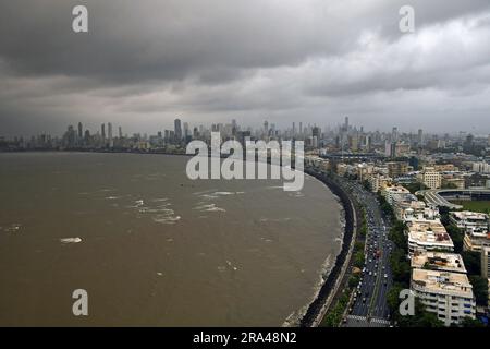 Monsunwolken sammeln sich am Himmel über dem Marine Drive in Mumbai. Der Marine Drive, bekannt als Queen's Halskette, ist ein 3 km langer Abschnitt in der Nähe des Arabischen Meeres in Mumbai, der oft von Einheimischen und Touristen besucht wird. Stockfoto