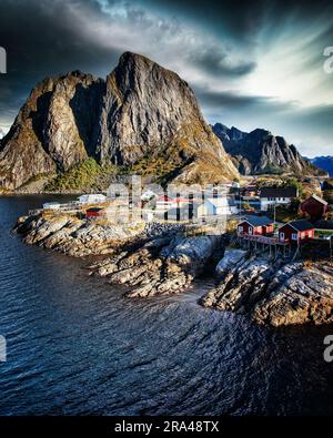 Das Dorf Hamnoy klammert sich an der felsigen Küste der Insel Moskenesoya auf den norwegischen Lofoten. Stockfoto