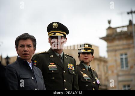 Bogota, Kolumbien. 30. Juni 2023. (Von links nach rechts) Bogotas Bürgermeisterin Claudia Lopez, der kolumbianische Polizeidirektor William Rene Salamanca und Bogotas Polizeibefehlshaber Brigadegeneral Sandra Patricia Hernandez während der Zeremonie zur Übernahme des Kommandos der kolumbianischen Polizei Brigadrier General Sandra Patricia Hernandez in Bogota, Kolumbien, 30. Juni 2023. Foto von: Chepa Beltran/Long Visual Press Credit: Long Visual Press/Alamy Live News Stockfoto