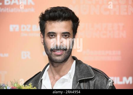 München, Deutschland. 30. Juni 2023. Der Schauspieler Dor Aloni steht auf dem roten Teppich beim New German Cinema Award an der Hochschule für Film und Fernsehen. Kredit: Felix Hörhager/dpa/Alamy Live News Stockfoto