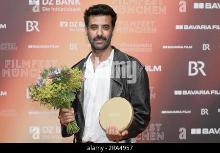 München, Deutschland. 30. Juni 2023. Der Schauspieler Dor Aloni steht auf dem roten Teppich beim New German Cinema Award an der Hochschule für Film und Fernsehen. Kredit: Felix Hörhager/dpa/Alamy Live News Stockfoto