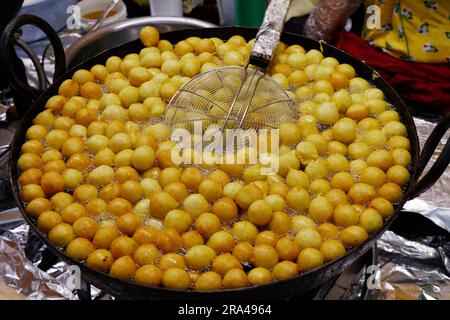 Logma oder Lugaimat ( Legaimat ), eine der beliebtesten Emiraten in den vereinigten arabischen emiraten, serviert mit Dattelsirup oder Honig Stockfoto