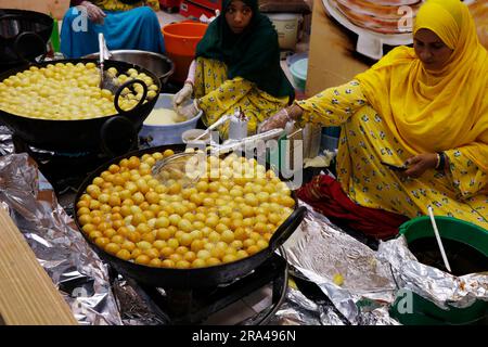 Dubai, Vereinigte Arabische Emirate - 25. April 2023 Logma oder Lugaimat ( Legaimat ) Zubereitung, eine der beliebtesten Emiraten im vereinigten arabischen Emirat Stockfoto