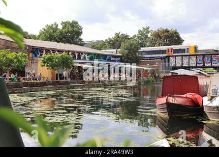 Das lebhafte und trendige Hackney Wick by the River Lea Navigation an einem heißen Sommerwochenende im Osten Londons, Großbritannien. Stockfoto