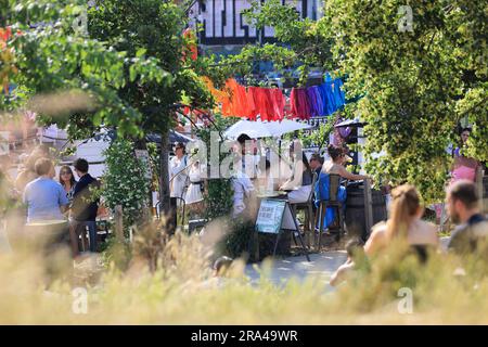 Das lebhafte und trendige Hackney Wick by the River Lea Navigation an einem heißen Sommerwochenende im Osten Londons, Großbritannien. Stockfoto