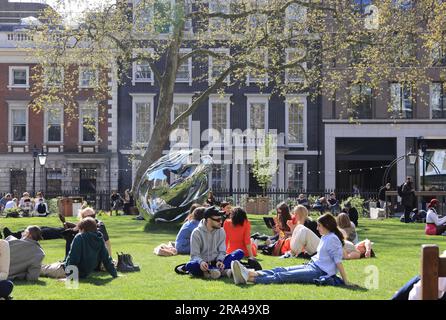 Hannover Square, ein angesehener Platz in Mayfair, benannt zu Ehren von George I, im Zentrum von London, Großbritannien Stockfoto