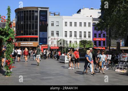 Leicester Square, Heimat von Film und Unterhaltung, ein Fußgängerplatz im West End, der 1670 als Londoner Felder angelegt wurde und heute ein beliebtes Touristengebiet ist. Stockfoto