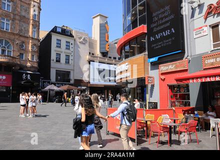 Leicester Square, Heimat von Film und Unterhaltung, ein Fußgängerplatz im West End, der 1670 als Londoner Felder angelegt wurde und heute ein beliebtes Touristengebiet ist. Stockfoto