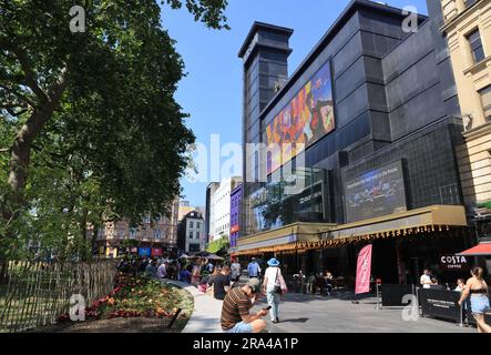 Leicester Square, Heimat von Film und Unterhaltung, ein Fußgängerplatz im West End, der 1670 als Londoner Felder angelegt wurde und heute ein beliebtes Touristengebiet ist. Stockfoto