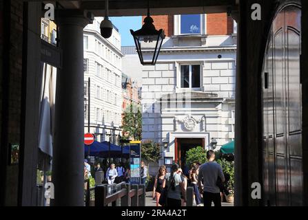 Top Touristenattraktion Covent Garden, eine lebhafte Gegend mit unabhängigen Geschäften, Restaurants und überdachten Märkten, im Zentrum von London, Großbritannien Stockfoto