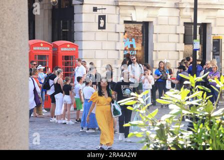 Top Touristenattraktion Covent Garden, eine lebhafte Gegend mit unabhängigen Geschäften, Restaurants und überdachten Märkten, im Zentrum von London, Großbritannien Stockfoto