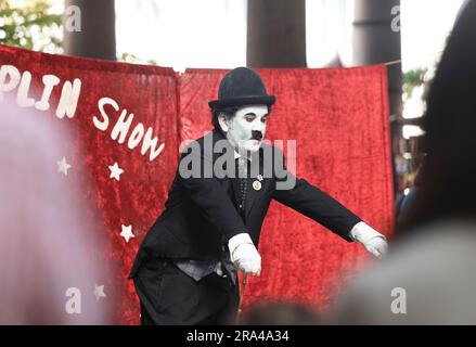 Busker als Charlie Chaplin im Covent Garden, einem lebhaften Viertel mit unabhängigen Geschäften, Restaurants und überdachten Märkten im Zentrum von London, Großbritannien Stockfoto