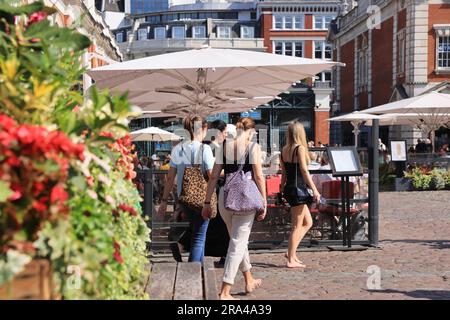 Top Touristenattraktion Covent Garden, eine lebhafte Gegend mit unabhängigen Geschäften, Restaurants und überdachten Märkten, im Zentrum von London, Großbritannien Stockfoto