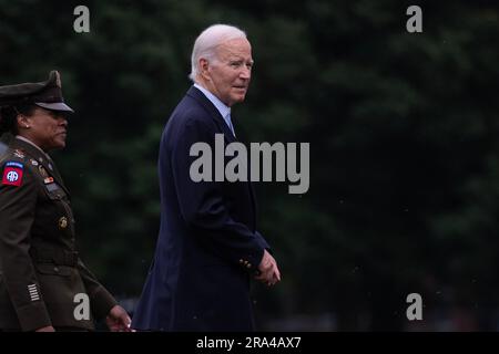 US-Präsident Joe Biden geht an Bord von Marine One auf dem Weg nach Camp David, Fort Lesley J. McNair in Washington, DC, USA. 30. Juni 2023. Präsident Biden wird das Wochenende im Camp David verbringen und am 04. Juli, dem Unabhängigkeitstag, ins Weiße Haus zurückkehren. Kredit: SIPA USA/Alamy Live News Stockfoto