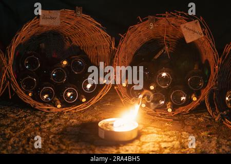Kaiserslautern, Deutschland. 30. Juni 2023. Hexengalle und Zauber - Flaschen Wein auf dem mittelalterlichen Markt. Das Altstadtfest (Old Town Festival) kehrt nach vier Jahren Abwesenheit nach Kaiserslautern zurück. Das Festival beginnt am Freitag, den 30. Juni, und dauert über das Wochenende bis Sonntag noch zwei weitere Tage an. Jeder ist herzlich eingeladen, an verschiedenen Orten in der Altstadt teilzunehmen. Livemusik auf 8 Freiluftbühnen, Straßentheater oder mittelalterlichen Märkten bietet Unterhaltung für mehr als 200,000 erwartete Besucher. Kredit: Gustav Zygmund/Alamy News Stockfoto