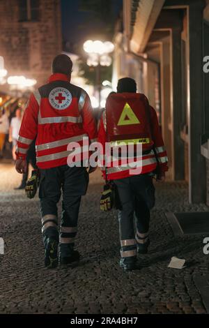 Kaiserslautern, Deutschland. 30. Juni 2023. Deutsche Sanitäter des Roten Kreuzes patrouillieren während der Veranstaltung auf den Straßen. Das Altstadtfest (Old Town Festival) kehrt nach vier Jahren Abwesenheit nach Kaiserslautern zurück. Das Festival beginnt am Freitag, den 30. Juni, und dauert über das Wochenende bis Sonntag noch zwei weitere Tage an. Jeder ist herzlich eingeladen, an verschiedenen Orten in der Altstadt teilzunehmen. Livemusik auf 8 Freiluftbühnen, Straßentheater oder mittelalterlichen Märkten bietet Unterhaltung für mehr als 200,000 erwartete Besucher. Kredit: Gustav Zygmund/Alamy News Stockfoto