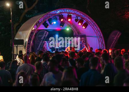 Kaiserslautern, Deutschland. 30. Juni 2023. Forever Disco Party mit DJ Greg Silver (über 30 Jahre). Das Altstadtfest (Old Town Festival) kehrt nach vier Jahren Abwesenheit nach Kaiserslautern zurück. Das Festival beginnt am Freitag, den 30. Juni, und dauert über das Wochenende bis Sonntag noch zwei weitere Tage an. Jeder ist herzlich eingeladen, an verschiedenen Orten in der Altstadt teilzunehmen. Livemusik auf 8 Freiluftbühnen, Straßentheater oder mittelalterlichen Märkten bietet Unterhaltung für mehr als 200,000 erwartete Besucher. Kredit: Gustav Zygmund/Alamy News Stockfoto